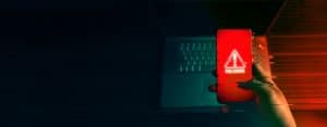 hacker utilizando un malware en telefono movil para hackear contraseñas