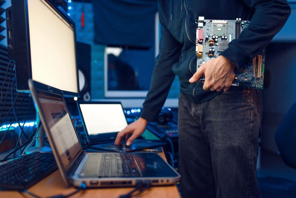 informatico reparando un equipo